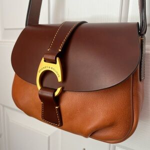 NEW Dooney & Bourke Crossbody Leather Bag approximately 9 1/2” x 7 1/2”